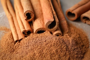 cinnamon-sticks-and-powder-on-grey-background-clo-2026-01-09-08-19-55-utc
