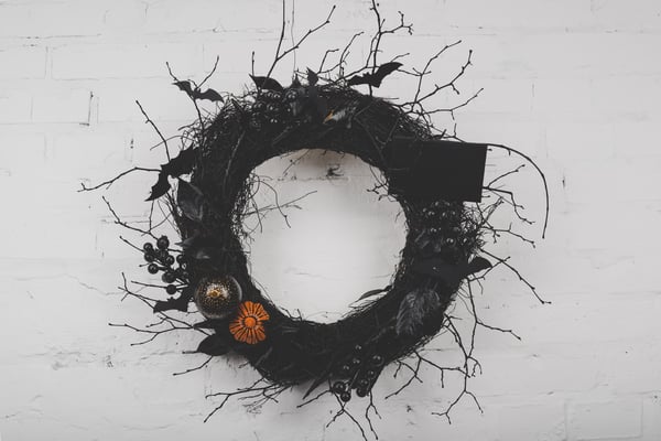 close-up-view-of-decorative-spooky-halloween-wreat-2024-11-19-14-32-17-utc