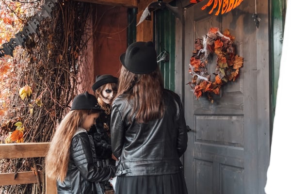 scary-girls-sisters-friends-celebrating-hallowee-2024-12-02-00-56-03-utc